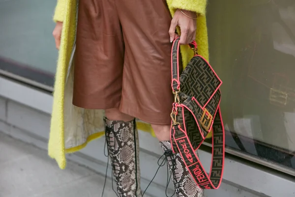 Mujer con bolso Fendi marrón y rosa, abrigo amarillo y botas de cuero de reptil antes del desfile de moda Emporio Armani, Milan Fashion Week street style — Foto de Stock