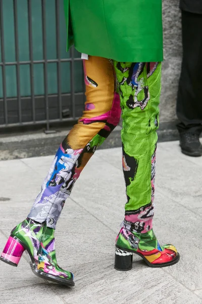 Vrouw met kleurrijke broek en groene jas voor Emporio Armani modeshow, Milaan Fashion Week street style — Stockfoto