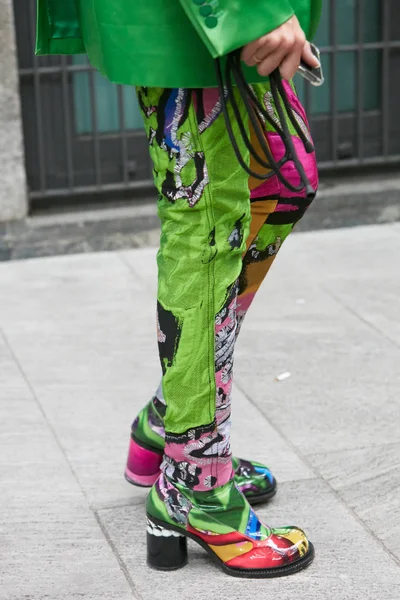 Mulher com calças coloridas e casaco verde antes Emporio Armani desfile de moda, Milan Fashion Week street style — Fotografia de Stock