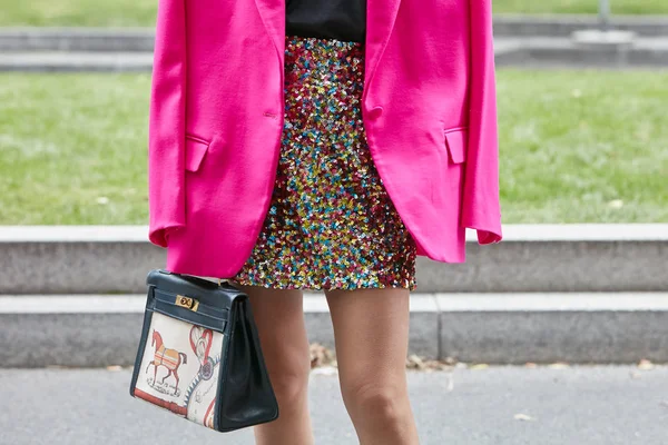 Женщина в яркой блестящей юбке и розовой куртке перед показом мод Emporio Armani, стиль улицы Milan Fashion Week — стоковое фото