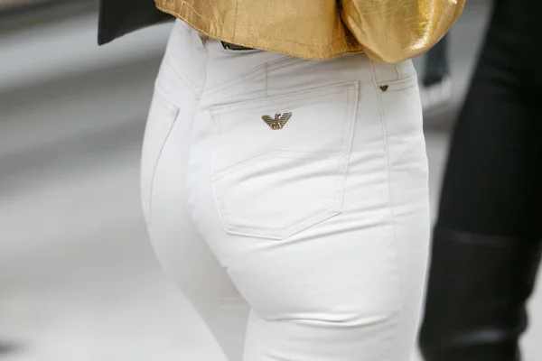 Mujer con pantalones Giorgio Armani blancos y chaqueta dorada antes del desfile de moda Emporio Armani, Milan Fashion Week street style — Foto de Stock