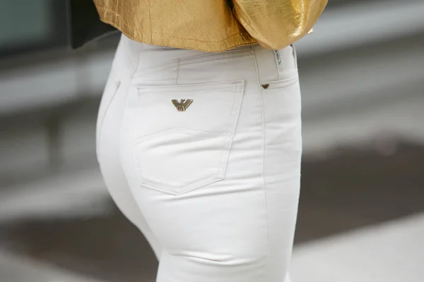 Женщина в белых брюках Джорджио Армани и золотой куртке перед показом мод Emporio Armani, стиль улицы Milan Fashion Week — стоковое фото