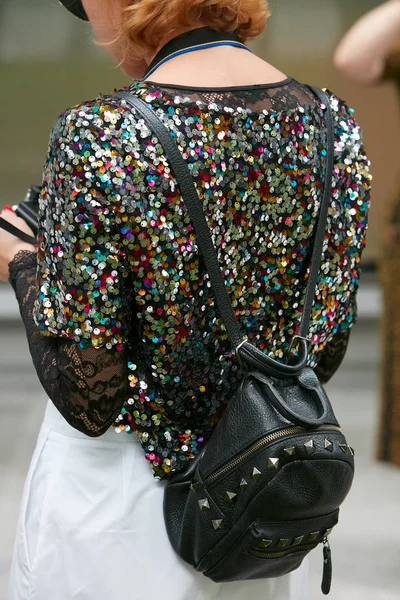 Woman with colorful sequin shirt and black leather backpack before Emporio Armani fashion show, Milan Fashion Week street style — Stock Photo, Image