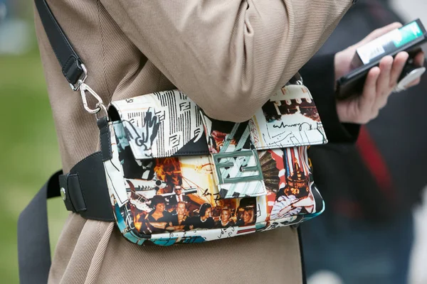 Kvinna med färgglada Fendi väska med foton och mönster innan Emporio Armani modevisning, Milan Fashion Week street style — Stockfoto