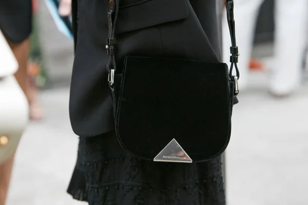 Женщина с черной сумкой Emporio Armani перед показом мод Emporio Armani, стиль улицы Milan Fashion Week — стоковое фото