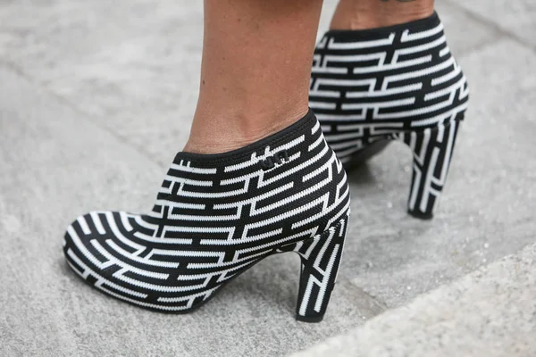 Vrouw met hoge hak zwart-wit schoenen voor Emporio Armani modeshow, Milaan Fashion Week straatstijl — Stockfoto