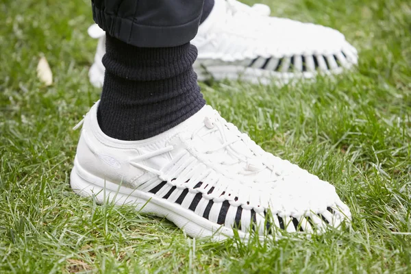 Uomo con scarpe bianche traforate e pantaloni e calzini neri prima della sfilata di Emporio Armani, Milano Fashion Week street style — Foto Stock