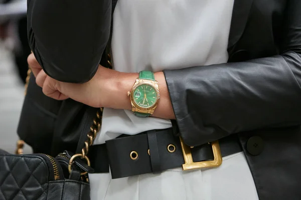 Mujer con reloj Rolex Daydate verde y dorado antes del desfile de moda Emporio Armani, Milan Fashion Week street style — Foto de Stock