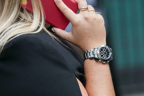 Woman with Rolex Daytona watch and golden Cartier ring before Emporio Armani fashion show, Milan Fashion Week street style — Stock Photo, Image