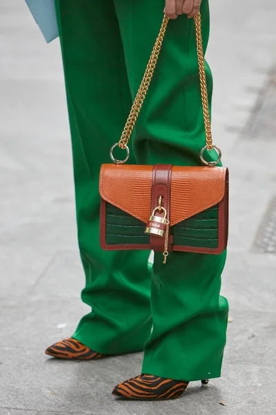 Kvinna med gröna byxor och Chloe brun och grön läderväska innan Emporio Armani modevisning, Milan Fashion Week street style — Stockfoto