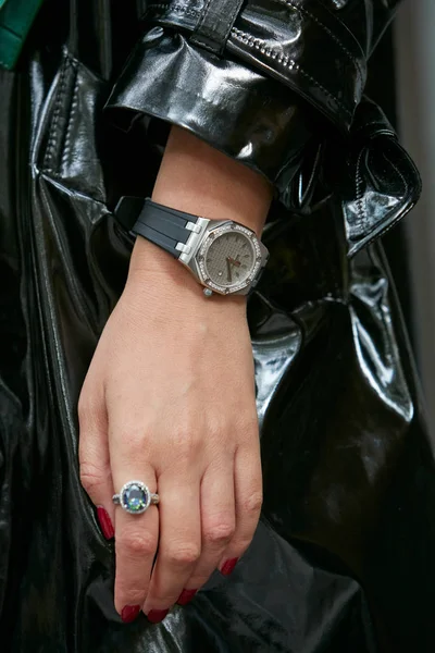 Femme avec Audemars Piguet Royal Oak montre avec diamants avant Emporio Armani défilé de mode, Milan Fashion Week street style — Photo