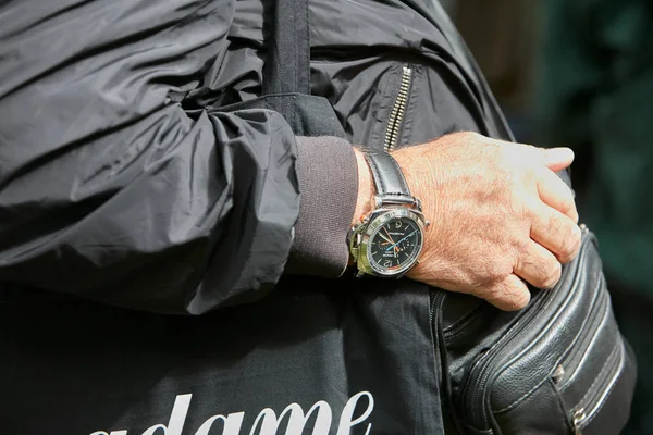 밀라노 패션 위크 스타일의 엠 포리오 아르마니 패션쇼 전에 환한 파너 라이 레자와 함께 시계를 든 남자 — 스톡 사진