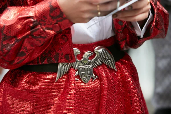 Emporio Armani kartal kemeri ve kırmızı metalik etekli kadın Emporio Armani moda defilesinden önce, Milan Moda Haftası tarzı — Stok fotoğraf