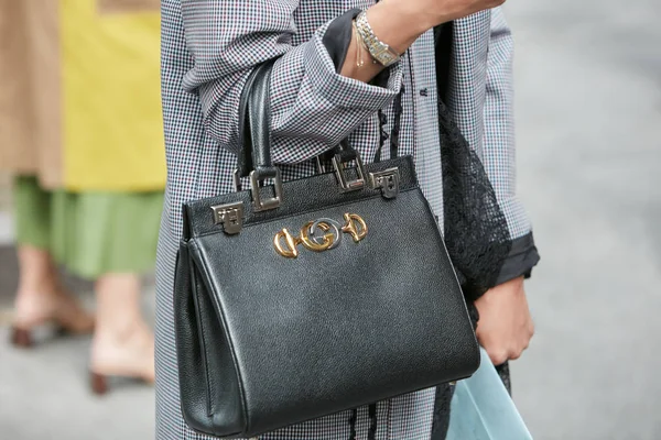 Wanita dengan tas kulit hitam Gucci dan jam Cartier sebelum peragaan busana Emporio Armani, Milan Fashion Week gaya jalanan — Stok Foto