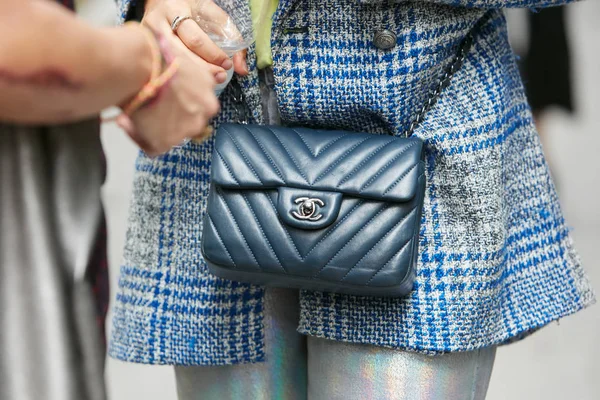 Женщина с голубой кожаной сумкой Chanel перед показом Emporio Armani, стиль улицы Milan Fashion Week — стоковое фото
