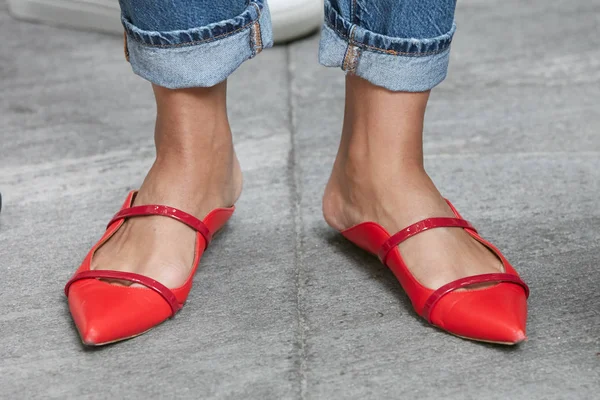 Mujer con zapatos rojos y pantalones vaqueros antes del desfile de moda Emporio Armani, Milan Fashion Week street style —  Fotos de Stock