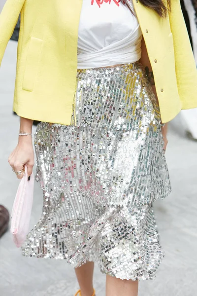 Γυναίκα με ασημένια φούστα sequin με κίτρινο σακάκι πριν Emporio Armani επίδειξη μόδας, Milan Fashion Week street style — Φωτογραφία Αρχείου