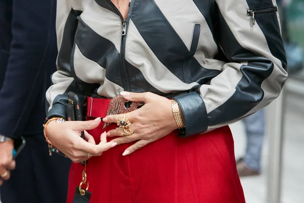 Woman with red trousers and black and white leather jacket before Emporio Armani fashion show, Milan Fashion Week street style — Stock Photo, Image