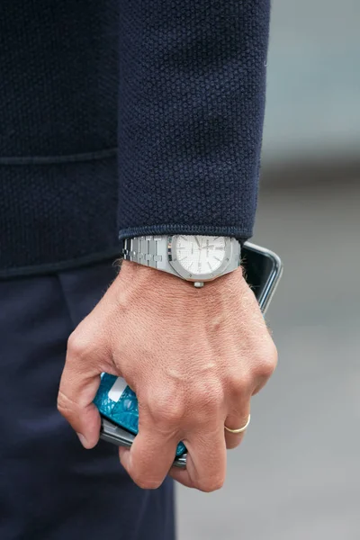 Mann mit audemars piguet royal oak und blauer Jacke vor emporio armani modenschau, Mailänder modewoche street style — Stockfoto