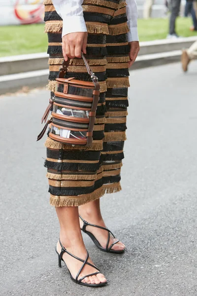Nő fekete és bézs nadrág rojtokkal és átlátszó és barna bőr táska előtt Emporio Armani divatbemutató, Milánó Fashion Week utcai stílus — Stock Fotó