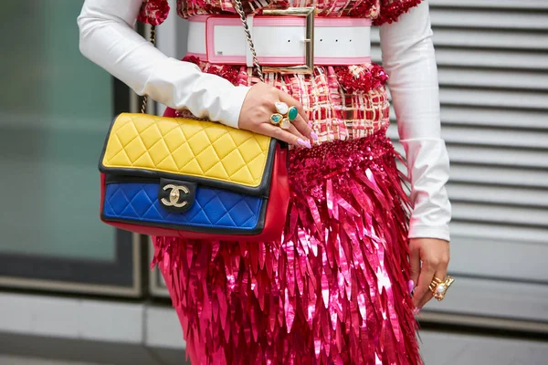 Mulher com Chanel amarelo, azul e vermelho bolsa de couro e saia metálica rosa antes Emporio Armani desfile de moda, Milan Fashion Week street style — Fotografia de Stock