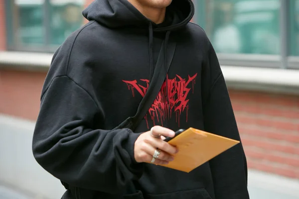 Man met zwarte hoodie met rood logo voor Fendi modeshow, Milaan Fashion Week street style — Stockfoto