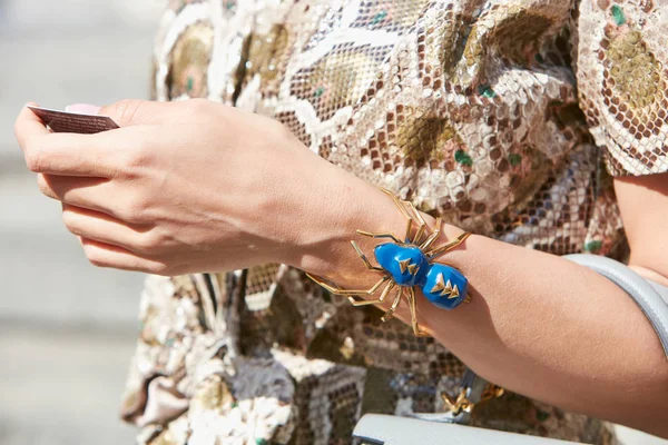 Mulher com pulseira de aranha azul e dourada antes do desfile de moda Genny, estilo de rua Milan Fashion Week — Fotografia de Stock