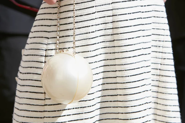 Femme avec sac de sperme Chanel blanc avant le défilé de mode Genny, Milan Fashion Week street style — Photo