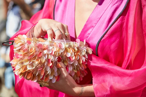 Mujer con chaqueta rosa y bolso con decoraciones blancas, amarillas y naranjas antes del desfile de moda Genny, Milan Fashion Week street style — Foto de Stock