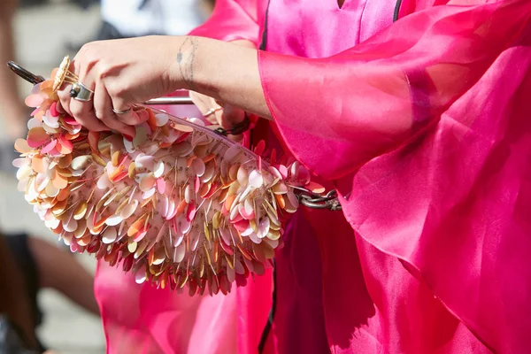 Vrouw met roze jurk en witte, gele en roze tas voor Genny modeshow, Milaan Fashion Week straatstijl — Stockfoto