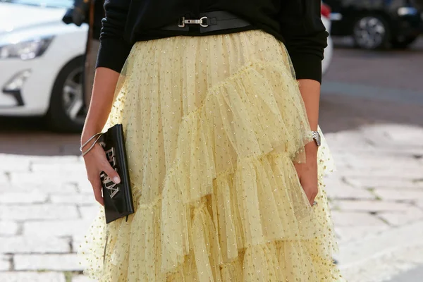 Женщина в жёлтой юбке и сумке Prada перед показом мод Genny, стиль улицы Milan Fashion Week — стоковое фото