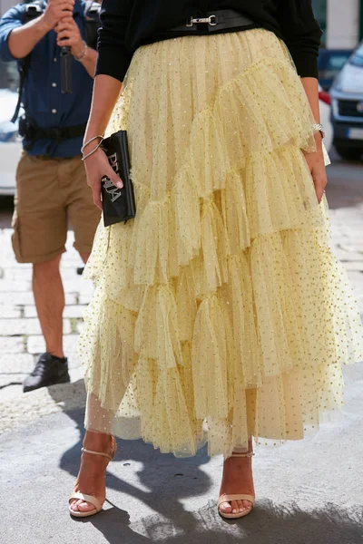 Женщина в жёлтой юбке и сумке Prada перед показом мод Genny, стиль улицы Milan Fashion Week — стоковое фото