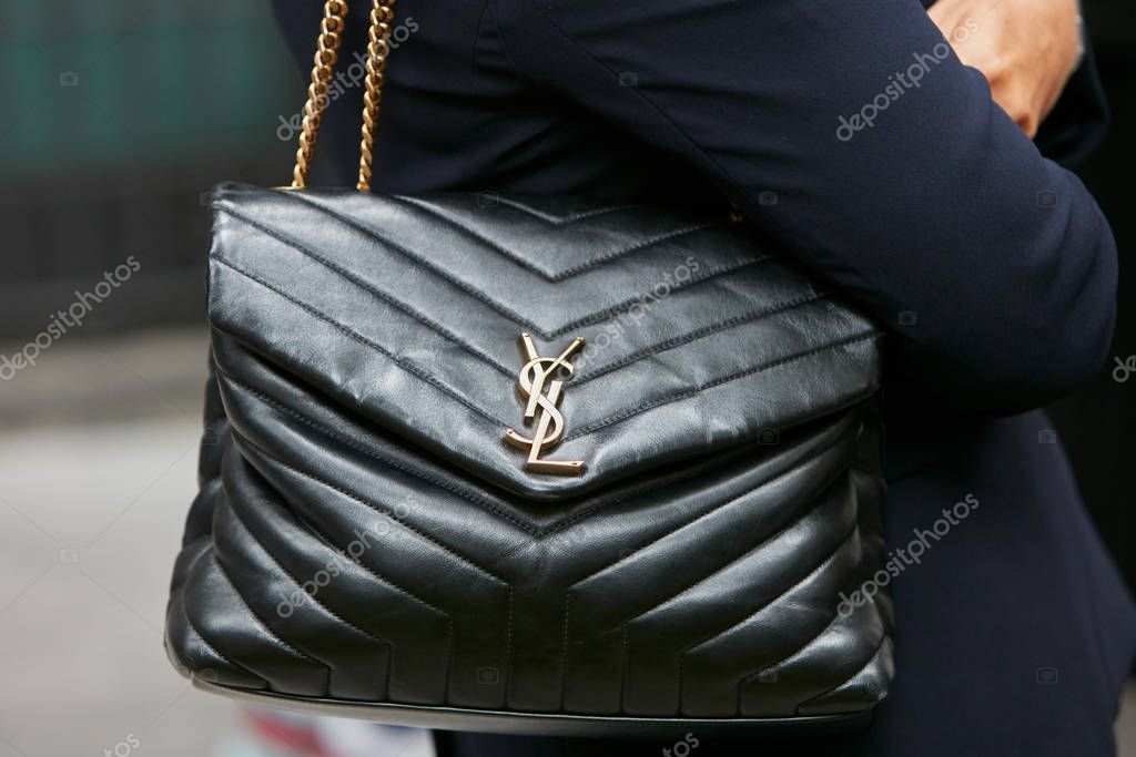 Borsa donna in pelle nera Yves Saint Laurent prima della sfilata di Emporio  Armani, Milano Fashion Week street style — Foto Editoriale Stock © AndreaA.  #326228290