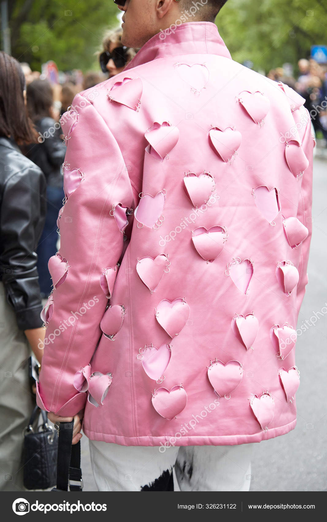Gedragen Afzonderlijk mini Man with pink jacket with hearts before Emporio Armani fashion show, Milan  Fashion Week street style – Stock Editorial Photo © AndreaA. #326231122
