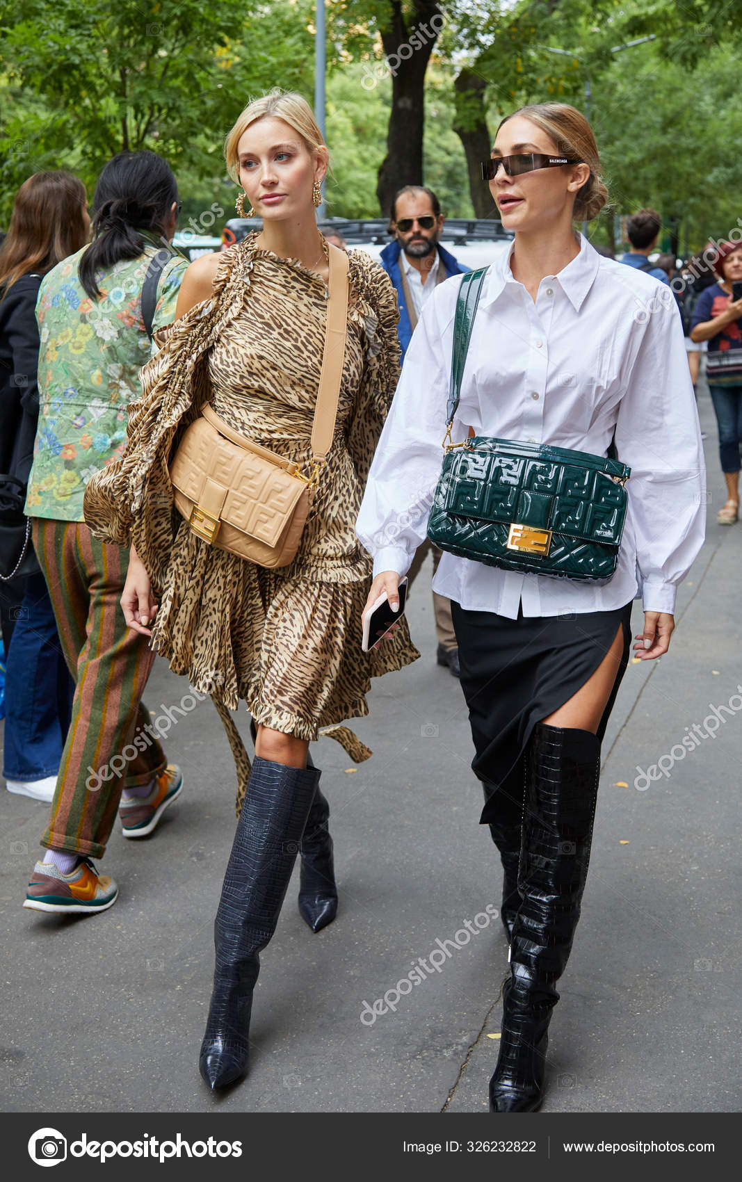 Women with Fendi bags before Fendi fashion show, Milan Fashion Week street  style – Stock Editorial Photo © AndreaA. #326232822