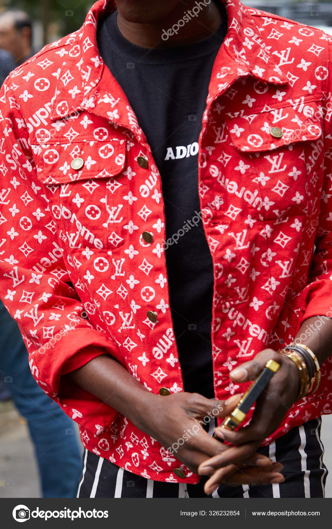 Férfi piros farmer Louis Vuitton Supreme kabát előtt Fendi divatbemutató,  Milánó Fashion Week utcai stílus –Editorial Stock Fotó © AndreaA. #326232854