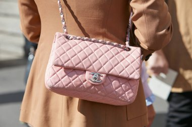 Genny moda defilesinden önce pembe deri çantalı kadın, Milan Moda Haftası tarzı. 