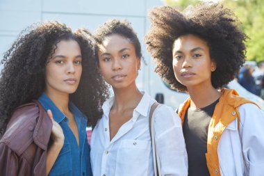 Luisa Beccaria defilesinden sonra top modeller, Milan Moda Haftası sokak stili 