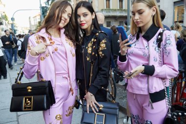 Bottega Veneta defilesinden önce siyah ve pembe renkli Rychal De Carne kıyafetli kadınlar, Milan Moda Haftası tarzı. 