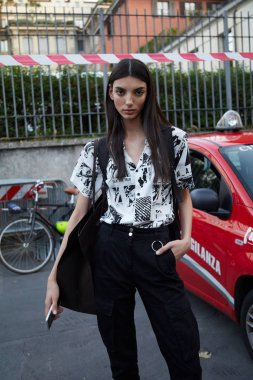 Siyah beyaz gömlekli ve siyah pantolonlu top model Bottega Veneta defilesinden önce, Milan Moda Haftası tarzı 