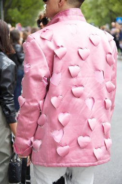 Emporio Armani defilesinden önce kalbi olan pembe ceketli adam, Milan Moda Haftası tarzı. 
