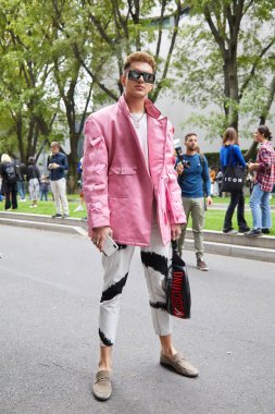 Emporio Armani defilesinden önce pembe ceketli ve siyah derili Moschino kesesi olan adam, Milan Moda Haftası 