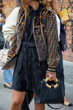 Fendi moda defilesinden önce Fendi kürklü ve siyah deri çantalı kadın, Milan Moda Haftası tarzı. 