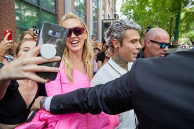  Chiara Ferragni ve Fedez Fendi defilesinden önce, Milan Moda Haftası tarzı 