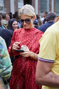 Caroline Daur kırmızı Fendi elbisesiyle Fendi defilesinden önce Milan Moda Haftası tarzı 