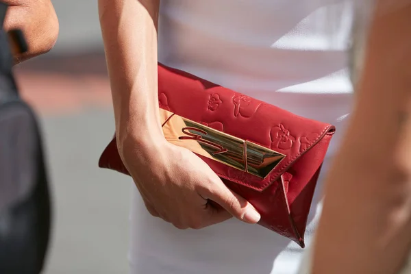 Женщина с красной кожаной сумкой Genny и белым платьем перед показом Genny, стиль улицы Milan Fashion Week — стоковое фото