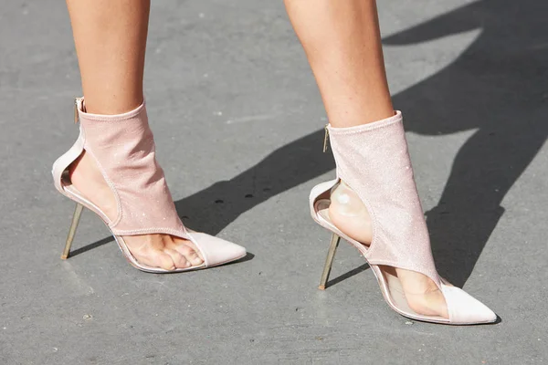 Mujer con zapatos de glitter de tacón alto rosa antes del desfile de moda Genny, Milan Fashion Week street style —  Fotos de Stock