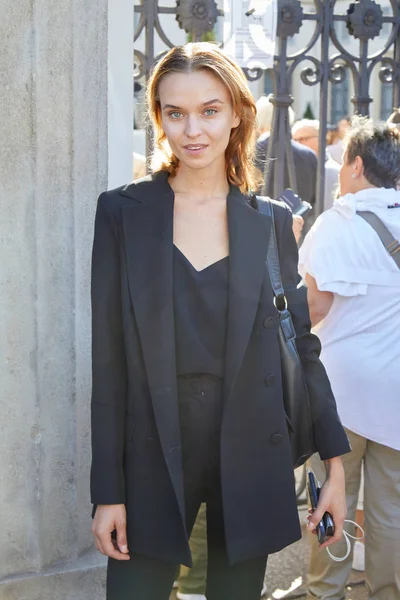 Top model with black jacket and trousers before Luisa Beccaria fashion show, Milan Fashion Week street style — ストック写真