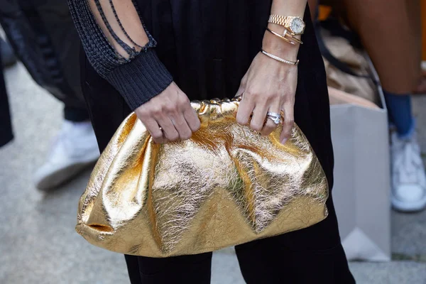 Женщина с золотой металлической сумкой, браслетами Cartier и золотыми часами Rolex перед показом мод Bottega Veneta, стиль улицы Milan Fashion Week — стоковое фото