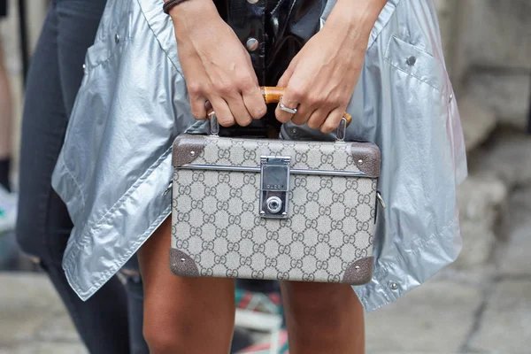 Женщина в мешке Gucci и серебряной куртке перед показом мод Bottega Veneta, стиль улицы Milan Fashion Week — стоковое фото